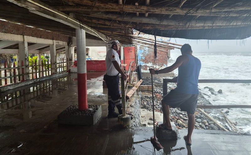 En este momento estás viendo Tormenta tropical ‘Rachel’ obliga a cerrar playas del litoral colimense y navegación en Manzanillo, por oleaje fuerte y elevado
