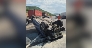 Lee más sobre el artículo Vuelca vehículo en la autopista Manzanillo-Colima, cerca de Turla