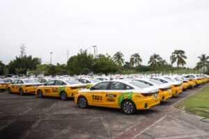 Lee más sobre el artículo Armando Reyna acompaña a taxistas de Tecomán que reciben permisos para taxi ecológico
