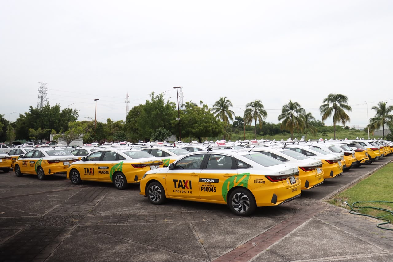 En este momento estás viendo Armando Reyna acompaña a taxistas de Tecomán que reciben permisos para taxi ecológico