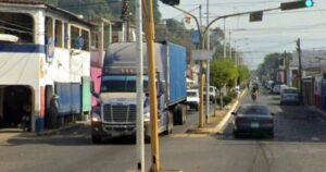 Lee más sobre el artículo Entre 4 y 5 mil tráileres cruzan a diario el centro de Armería; alcalde pide una vía alterna