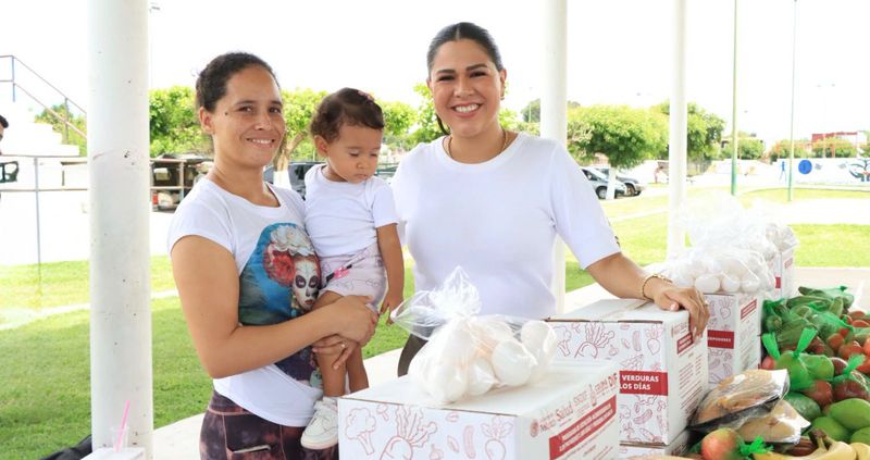 En este momento estás viendo Diana Zepeda entrega más de 200 canastas alimentarias a familias de Coquimatlán