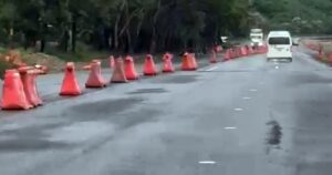 Lee más sobre el artículo Autopista Colima-Tecomán luce despejada, pero baches cubiertos de agua causan ponchaduras