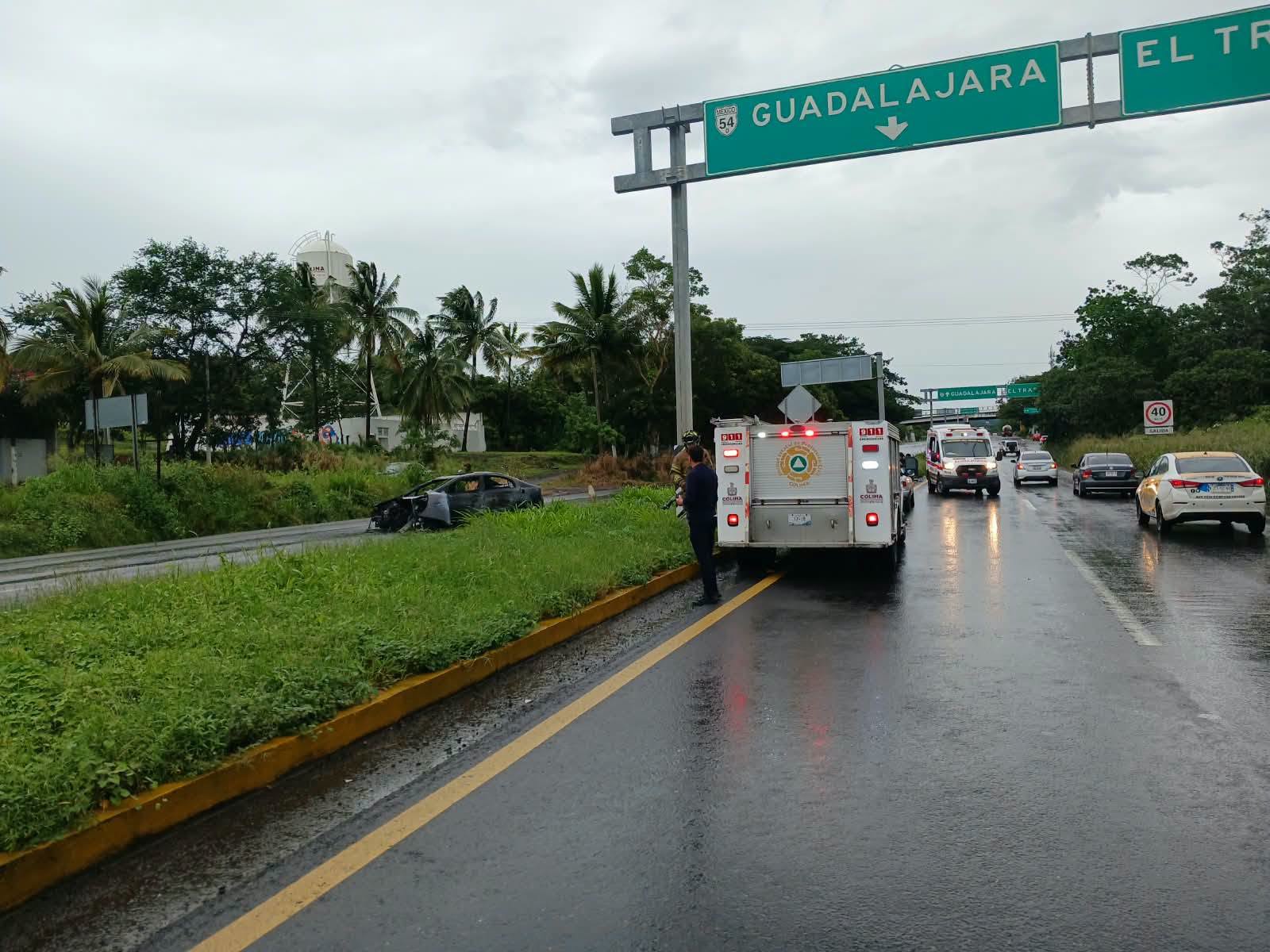 En este momento estás viendo Atienden incendio de vehículo en la autopista Guadalajara-Colima; auxilian a cuatro personas