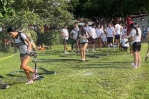 Lee más sobre el artículo Ponen a prueba su fuerza y trabajo en equipo: reúnen a secundarias en circuito deportivo en Tecomán
