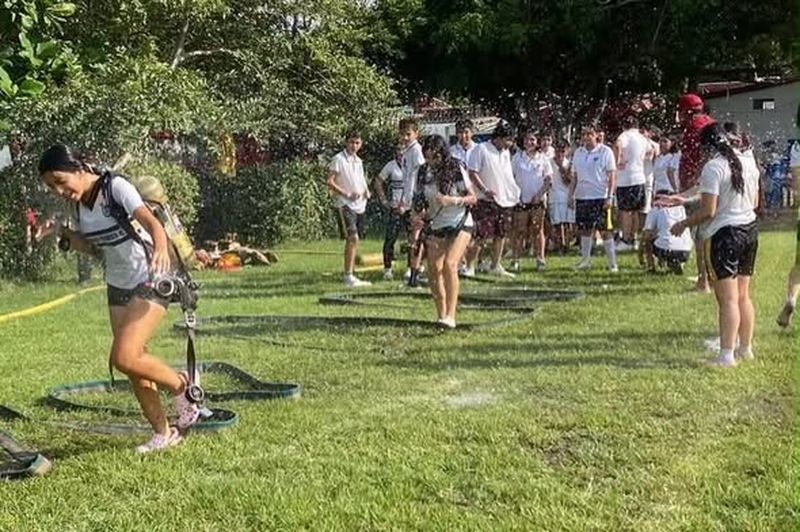 En este momento estás viendo Ponen a prueba su fuerza y trabajo en equipo: reúnen a secundarias en circuito deportivo en Tecomán