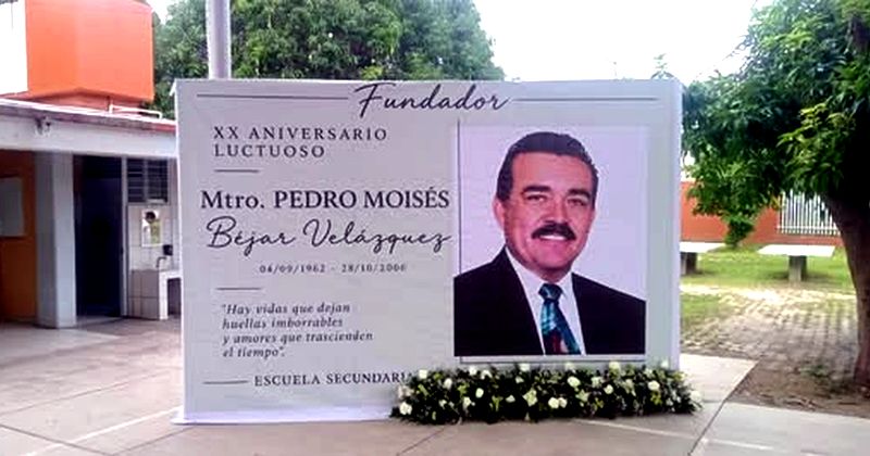 En este momento estás viendo Rinden homenaje al maestro Pedro Moisés Béjar en la secundaria que ayudó a fundar