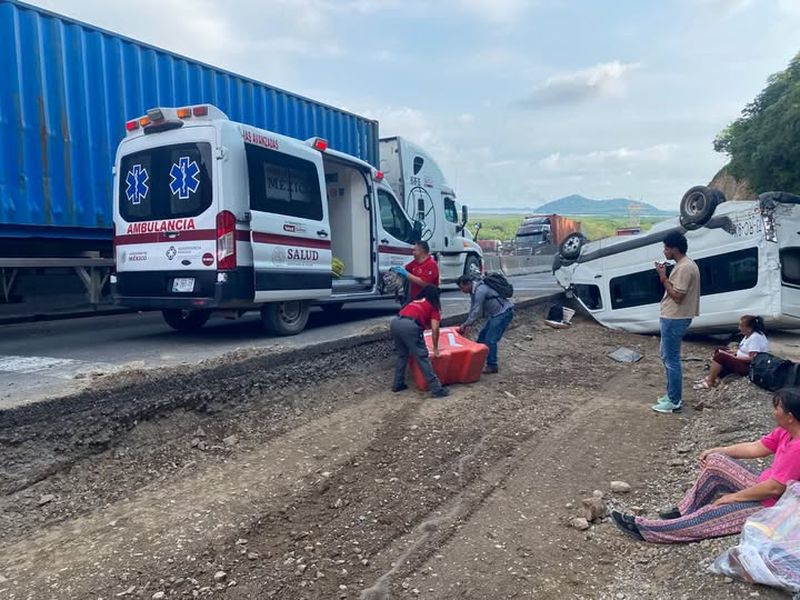 En este momento estás viendo Tráiler pierde el control y choca contra una Van en el puente de Tepalcates en Manzanillo