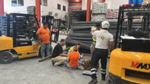 Lee más sobre el artículo Trabajador de 60 años resulta lesionado tras caerle varillas en Colima