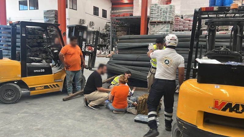 En este momento estás viendo Trabajador de 60 años resulta lesionado tras caerle varillas en Colima
