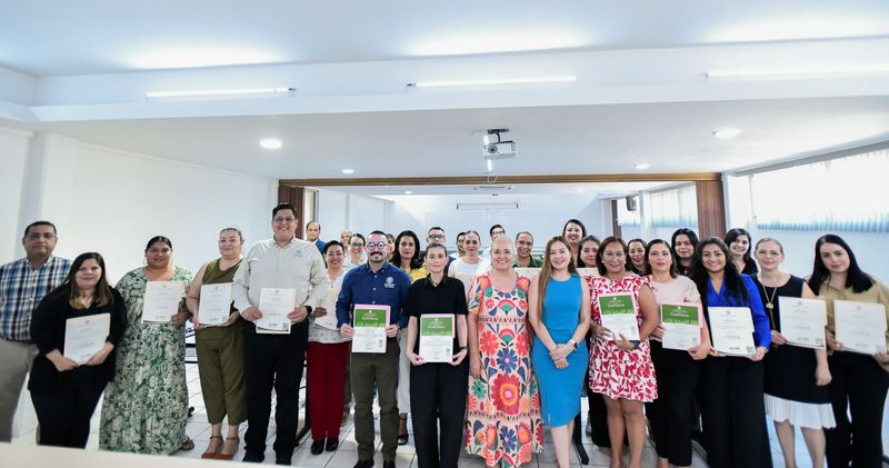 En este momento estás viendo Egresan 27 universitarios de la primera generación del diplomado “Docentes por la Paz”