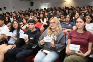 Lee más sobre el artículo Entregan 200 becas de apoyo al transporte UdeC y la Federación de Estudiantes Colimenses