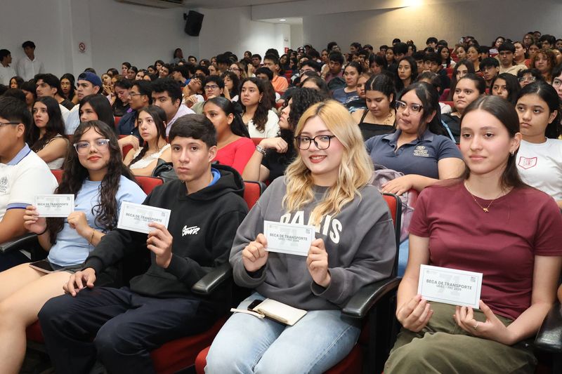 En este momento estás viendo Entregan 200 becas de apoyo al transporte UdeC y la Federación de Estudiantes Colimenses
