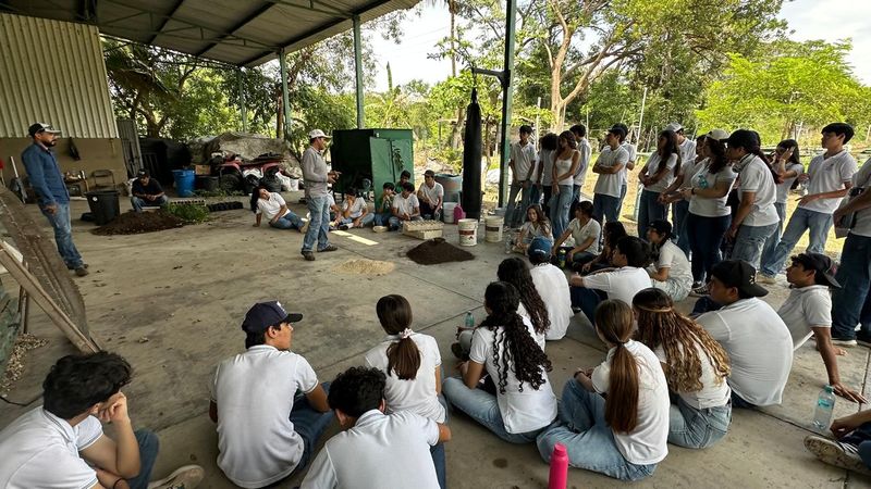 En este momento estás viendo Estudiantes del Bachillerato 4 abordan sustentabilidad y economía circular en El Peregrino