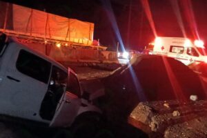 Lee más sobre el artículo Cae camioneta a desnivel en obra de la autopista, cerca de Tecolapa