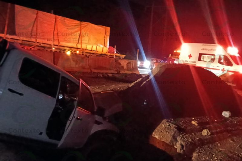 En este momento estás viendo Cae camioneta a desnivel en obra de la autopista, cerca de Tecolapa