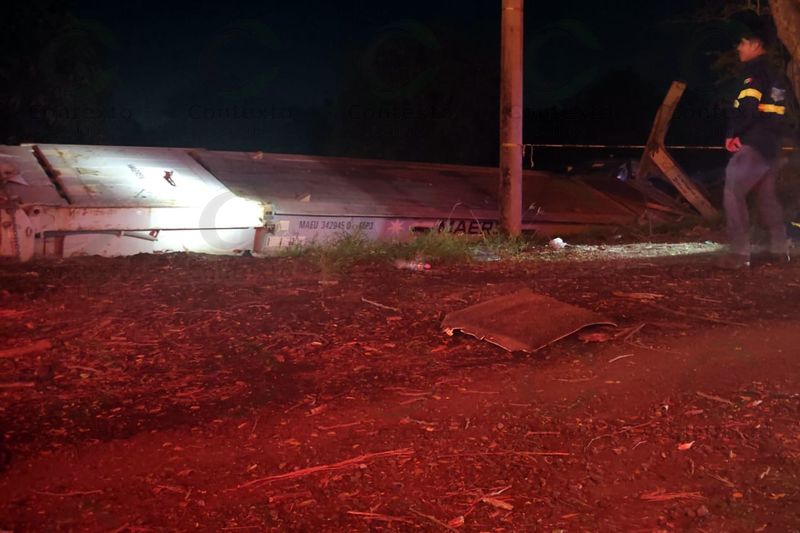 En este momento estás viendo Tecomán: tráiler termina en un desnivel en la autopista Colima – Manzanillo