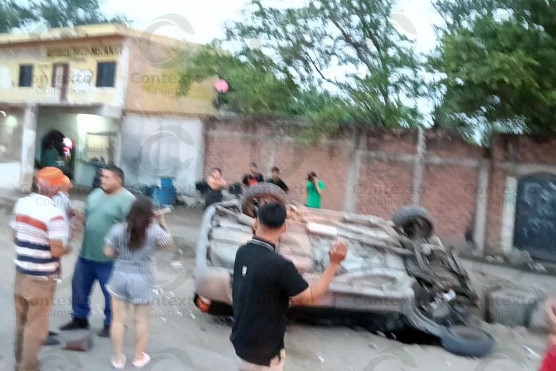 En este momento estás viendo Tecomán: atropellamiento y volcadura deja 2 heridos frente a la Bayardo