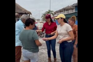 Lee más sobre el artículo Confirma Diana Zepeda repartir dinero a prestadores de servicio de Cuyutlán