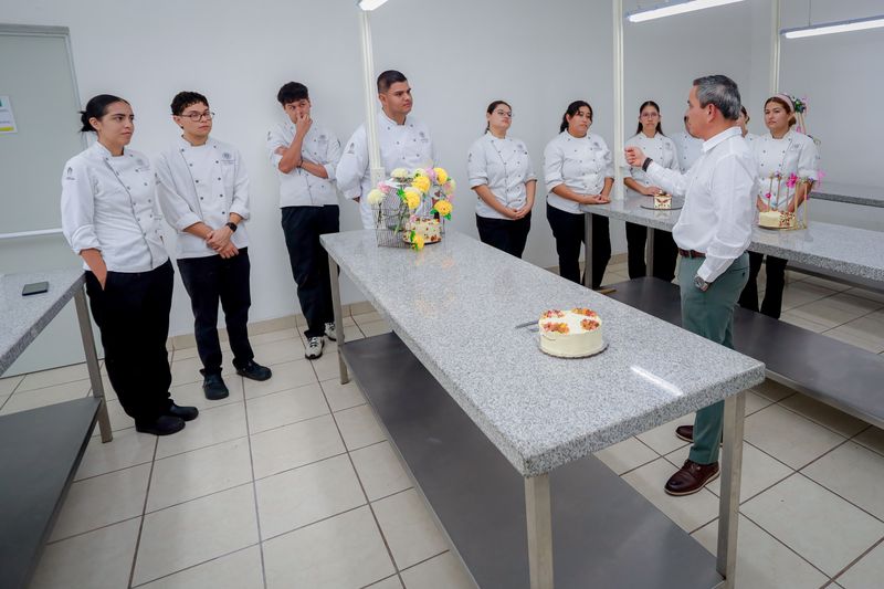 En este momento estás viendo Dialoga rector con estudiantes de Manzanillo sobre permanencia y formación universitaria