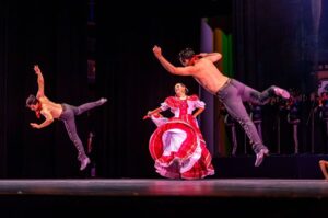 Lee más sobre el artículo Con teatro lleno, inicia Temporada de Otoño del Ballet Folclórico de la UdeC