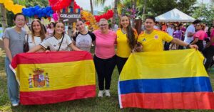 Lee más sobre el artículo Estudiantes del Bachillerato 25 comparten tradiciones de distintos países en feria escolar