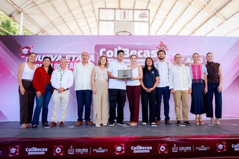 En este momento estás viendo Reciben estudiantes de la UdeC computadoras del programa ColiBecas