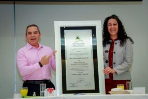 Lee más sobre el artículo Reconocen jubilados de la UdeC legado de Griselda Álvarez con distinción póstuma