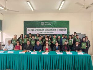 Lee más sobre el artículo De las aulas a nuevos retos, se titulan 22 jóvenes del Bachillerato 21 en Armería