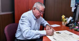 Lee más sobre el artículo Recibe rector de la UTZMG su título de la UdeC, 43 años después de egresar