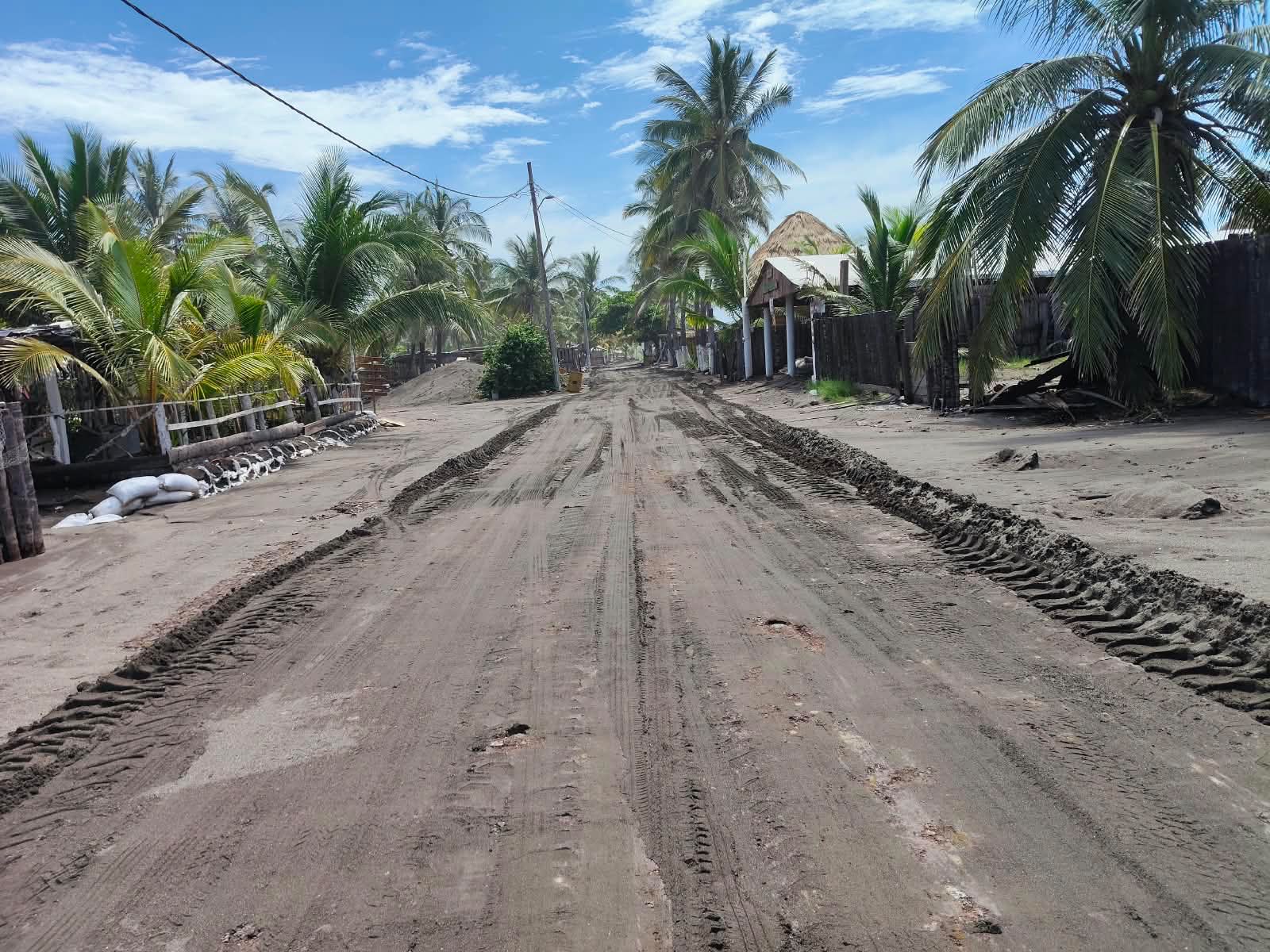 En este momento estás viendo Gobierno de Tecomán realiza limpieza de arena en acceso a Playa Pascuales