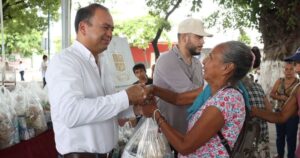 Lee más sobre el artículo Armando Reyna encabeza entrega de despensas a familias de Tecomán