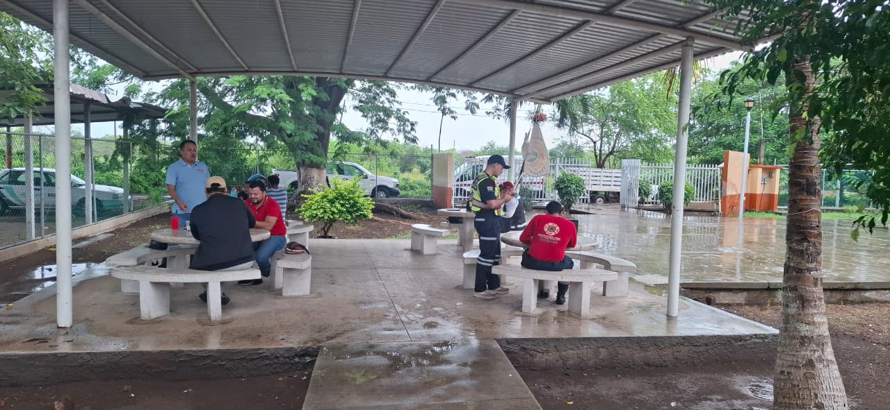 En este momento estás viendo Tecomán habilita refugio temporal y resguardan a 15 personas ante contingencia por huracán ‘Simon’