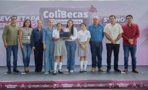 Lee más sobre el artículo Indira Vizcaíno fortalece la educación; entregó 464 ColiBecas Computadoras a estudiantes de secundaria y licenciatura en Comala