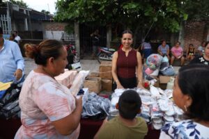 Lee más sobre el artículo DIF Tecomán beneficia a más de 350 familias de Cerro de Ortega con la entrega de apoyos integrales