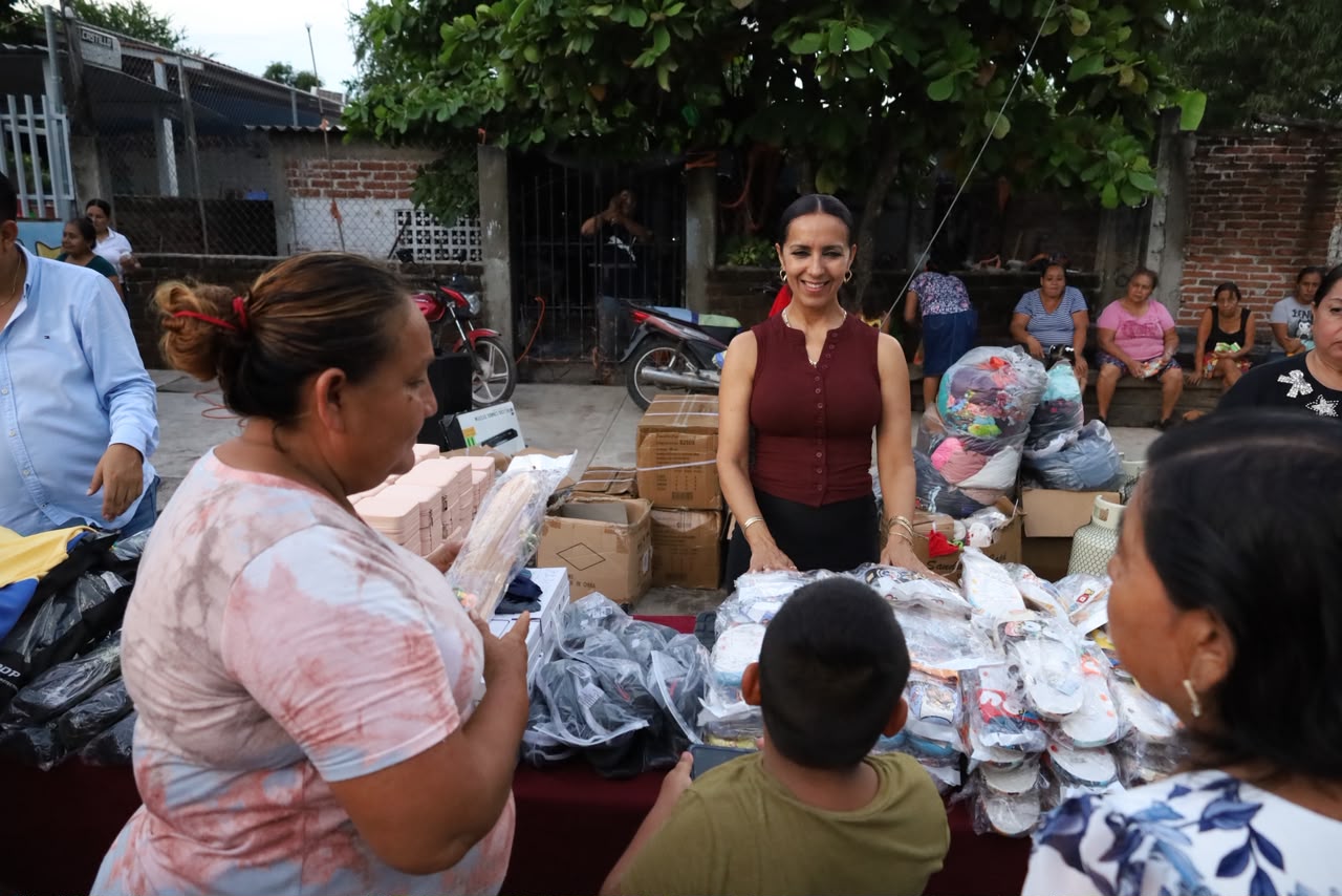 En este momento estás viendo DIF Tecomán beneficia a más de 350 familias de Cerro de Ortega con la entrega de apoyos integrales