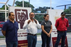 Lee más sobre el artículo Entrega Armando Reyna la rehabilitación de la cancha techada y de fútbol en Infonavit Las Palmas