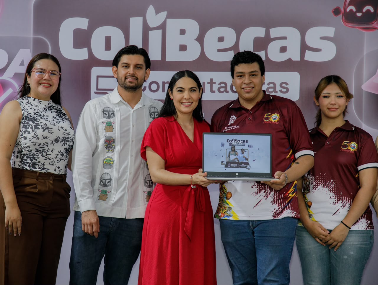 En este momento estás viendo Indira Vizcaíno entrega cerca de 1,200 ColiBecasComputadoras a estudiantes del Tec de Colima