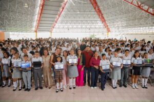 Lee más sobre el artículo Indira Vizcaíno entrega 1,978 ColiBecasComputadoras gratuitas este jueves a estudiantes de secundarias públicas de Colima