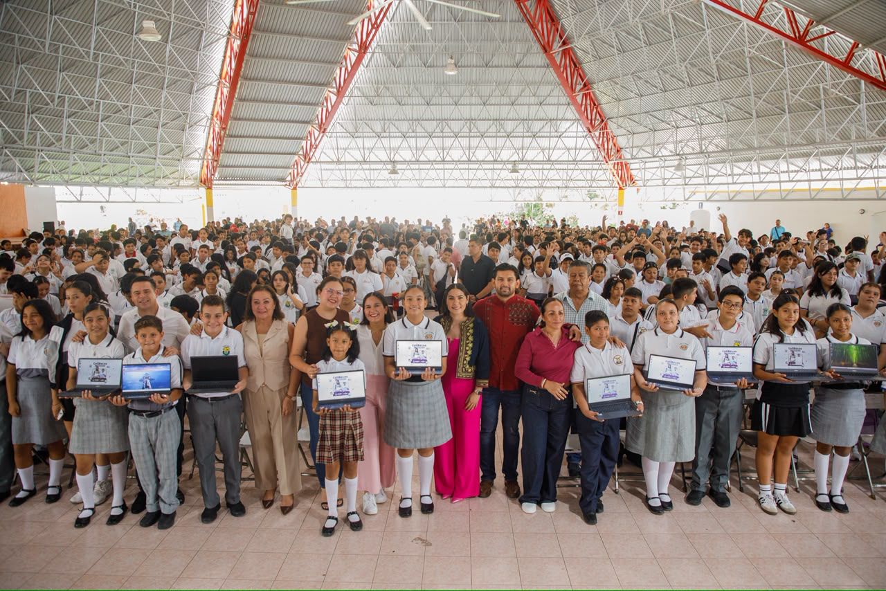 En este momento estás viendo Indira Vizcaíno entrega 1,978 ColiBecasComputadoras gratuitas este jueves a estudiantes de secundarias públicas de Colima
