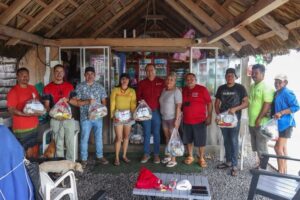 Lee más sobre el artículo Entrega Armando Reyna despensas a habitantes de playa Tecuanillo