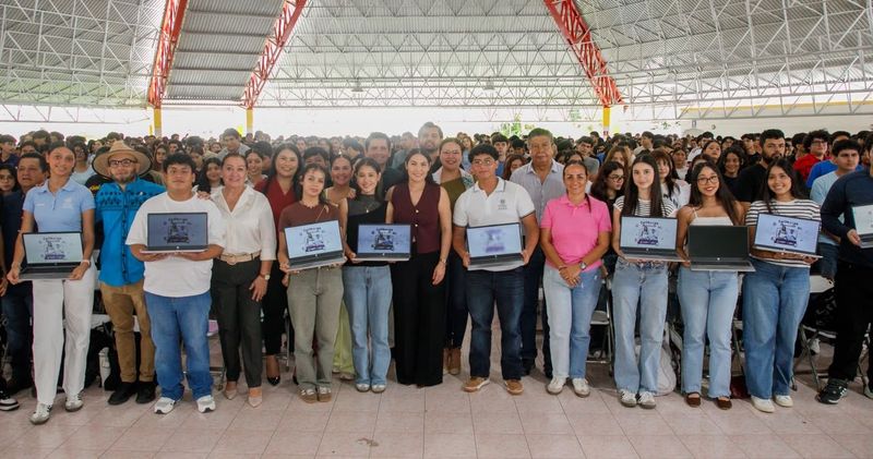 En este momento estás viendo Indira Vizcaíno entregó más de 2,500 laptop gratuitas a estudiantes de licenciatura de Colima, Vila de Álvarez y Coquimatlán