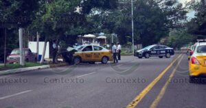 Lee más sobre el artículo Choque de taxi contra árbol provoca desvío vial en el ingreso a Tecomán