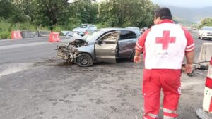 Lee más sobre el artículo Tráiler choca a auto en la Colima – Manzanillo, cerca de Tecolapa