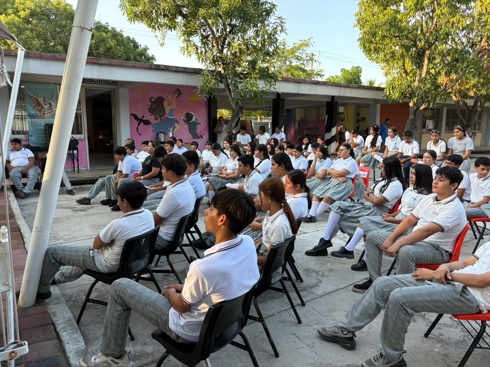 En este momento estás viendo Poesía de Nezahualcóyotl y memoria indígena llegan a estudiantes de secundaria en Tecomán
