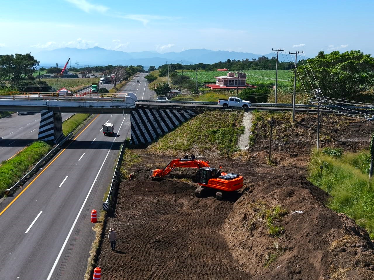 En este momento estás viendo Gobierno de Indira Vizcaíno inicia construcción de infraestructura vial en el entronque Alcaraces, en Cuauhtémoc