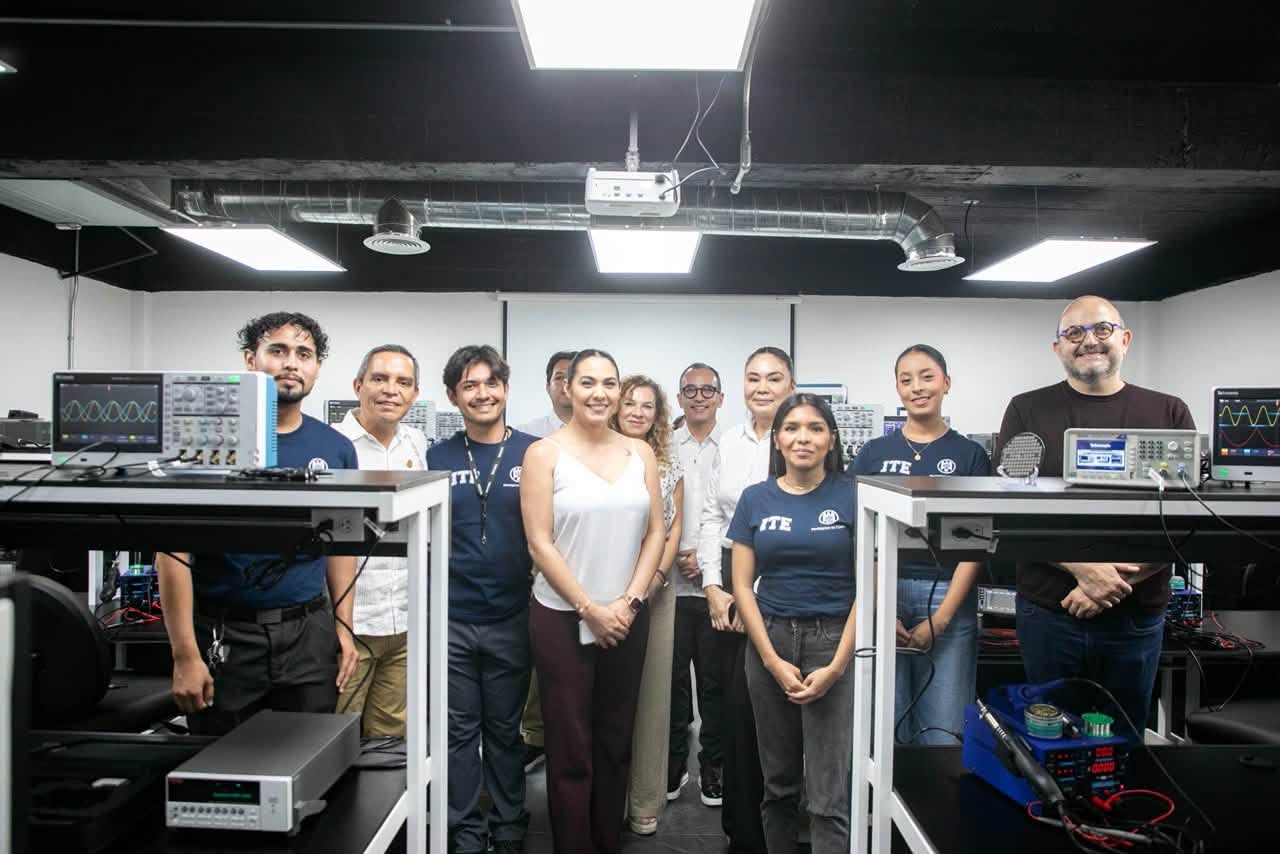 En este momento estás viendo Indira participó en inauguración del Laboratorio de Diseño y Pruebas de Semiconductores de la UdeC en Manzanillo