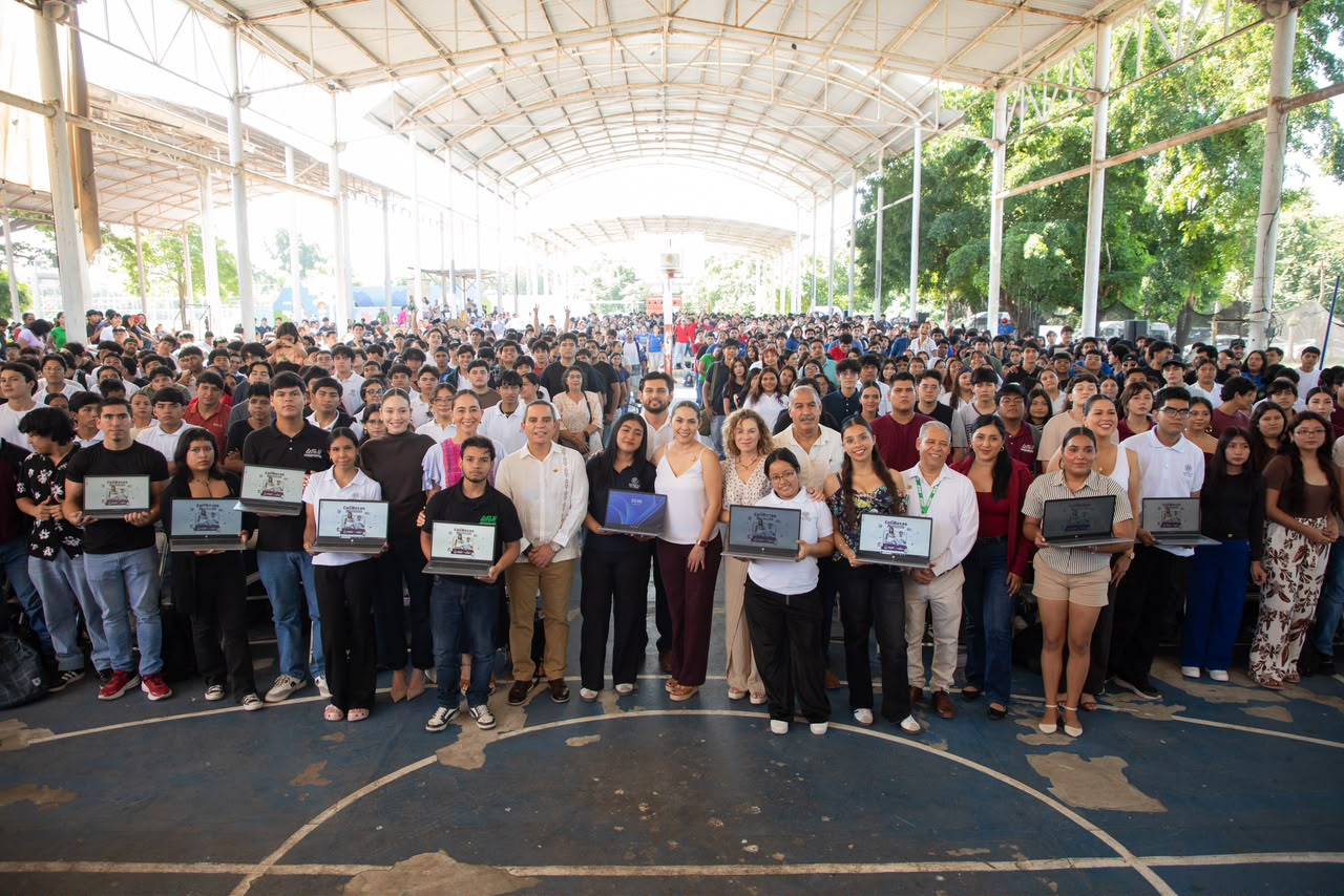 En este momento estás viendo 1,258 estudiantes manzanillenses recibieron este viernes laptops gratuitas por el Gobierno del Estado de Colima
